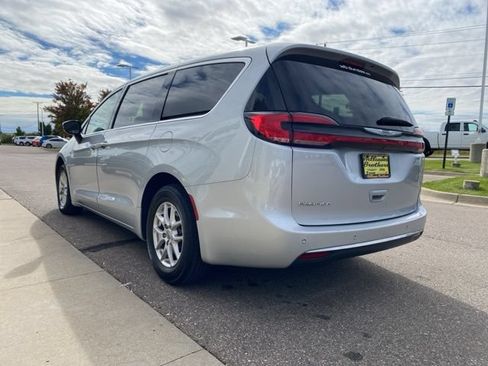 Used 2024 Chrysler Pacifica Touring-L FWD image 7