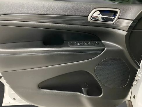 Used 2020 Jeep Grand Cherokee Laredo RWD image 9