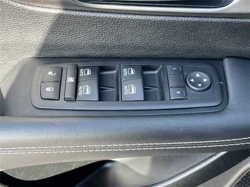 Used 2025 Chrysler Pacifica Select image 16