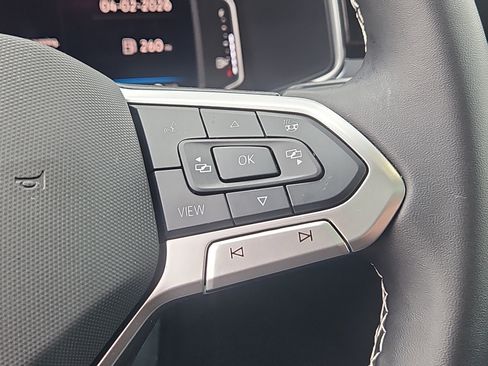 Used 2025 Volkswagen Taos SEL AWD/4WD image 19