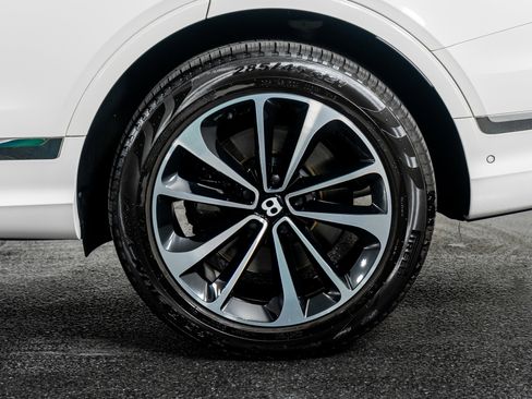 Used 2023 Bentley Bentayga Extended Wheelbase image 18