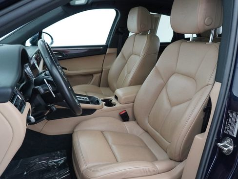 Certified 2023 Porsche Macan Turbo image 4