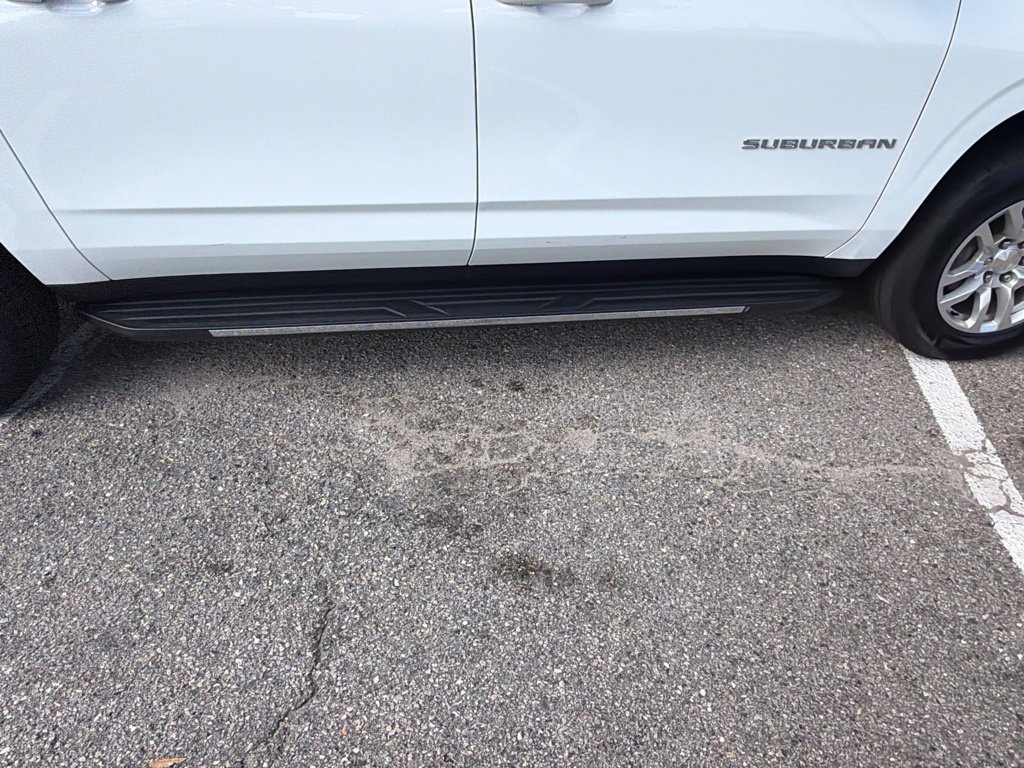 Used 2024 Chevrolet Suburban LT RWD image 9