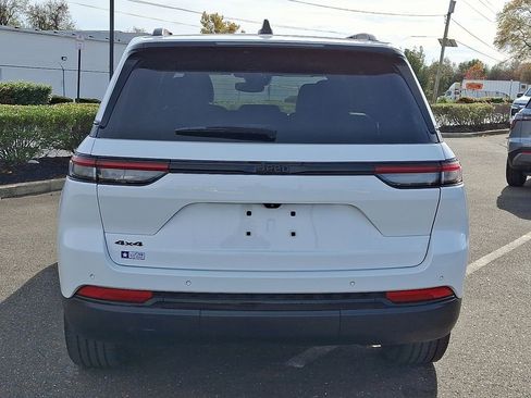Used 2023 Jeep Grand Cherokee Altitude AWD/4WD image 10
