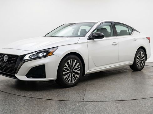 Used 2025 Nissan Altima 2.5 SV FWD image 3