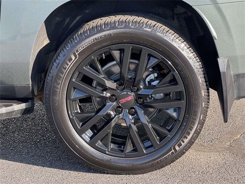 Used 2023 GMC Yukon XL SLT w/ SLT Luxury Package image 5