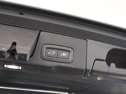 Used 2023 Volvo XC60 T8 Plus image 25