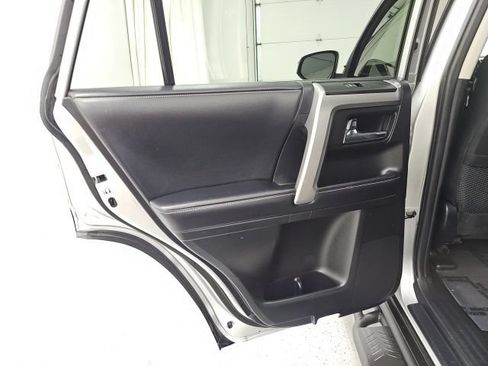 Used 2018 Toyota 4Runner SR5 AWD/4WD image 28