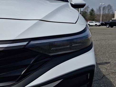 Used 2025 Hyundai Elantra SE image 9