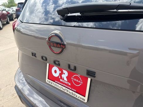 Used 2025 Nissan Rogue SV AWD/4WD image 9