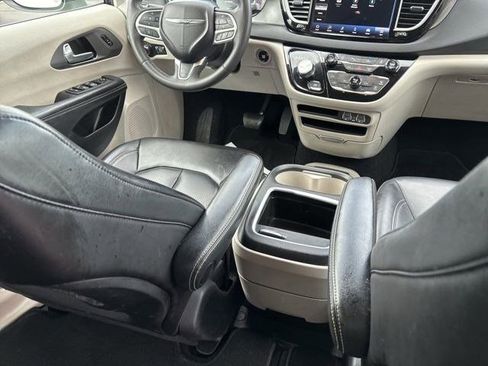 Used 2023 Chrysler Pacifica Touring-L image 38