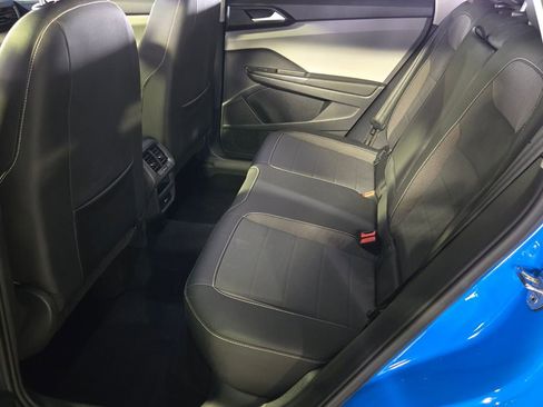 Certified 2022 Volkswagen Taos SE w/ Panoramic Sunroof Package image 11