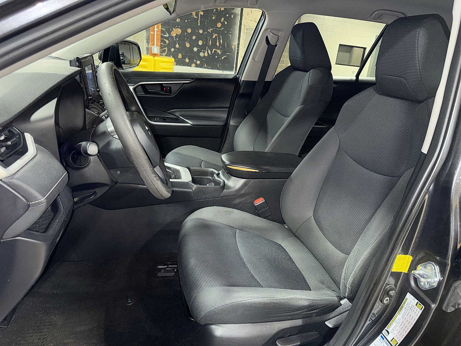 Used 2019 Toyota RAV4 LE AWD/4WD image 15