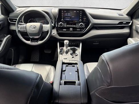 Used 2021 Toyota Highlander XSE FWD image 18
