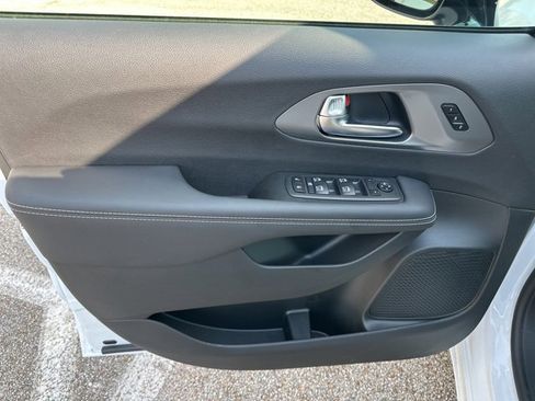 New 2026 Chrysler Pacifica Select image 30