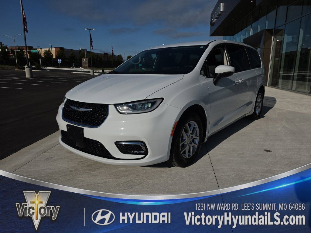 Used 2023 Chrysler Pacifica Touring-L FWD image 1