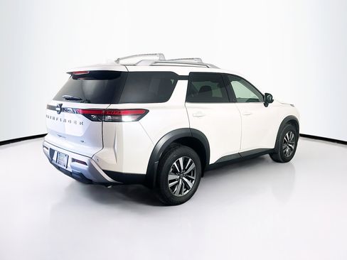 Used 2024 Nissan Pathfinder SL image 9