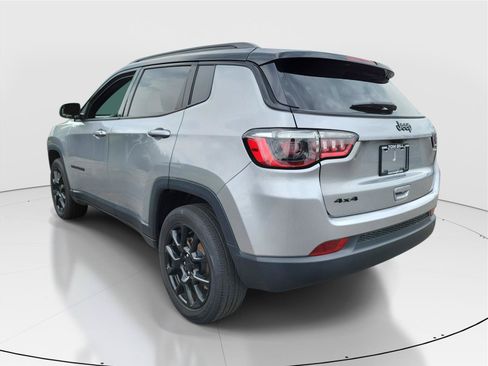 Used 2022 Jeep Compass Latitude w/ Convenience Group AWD/4WD image 3
