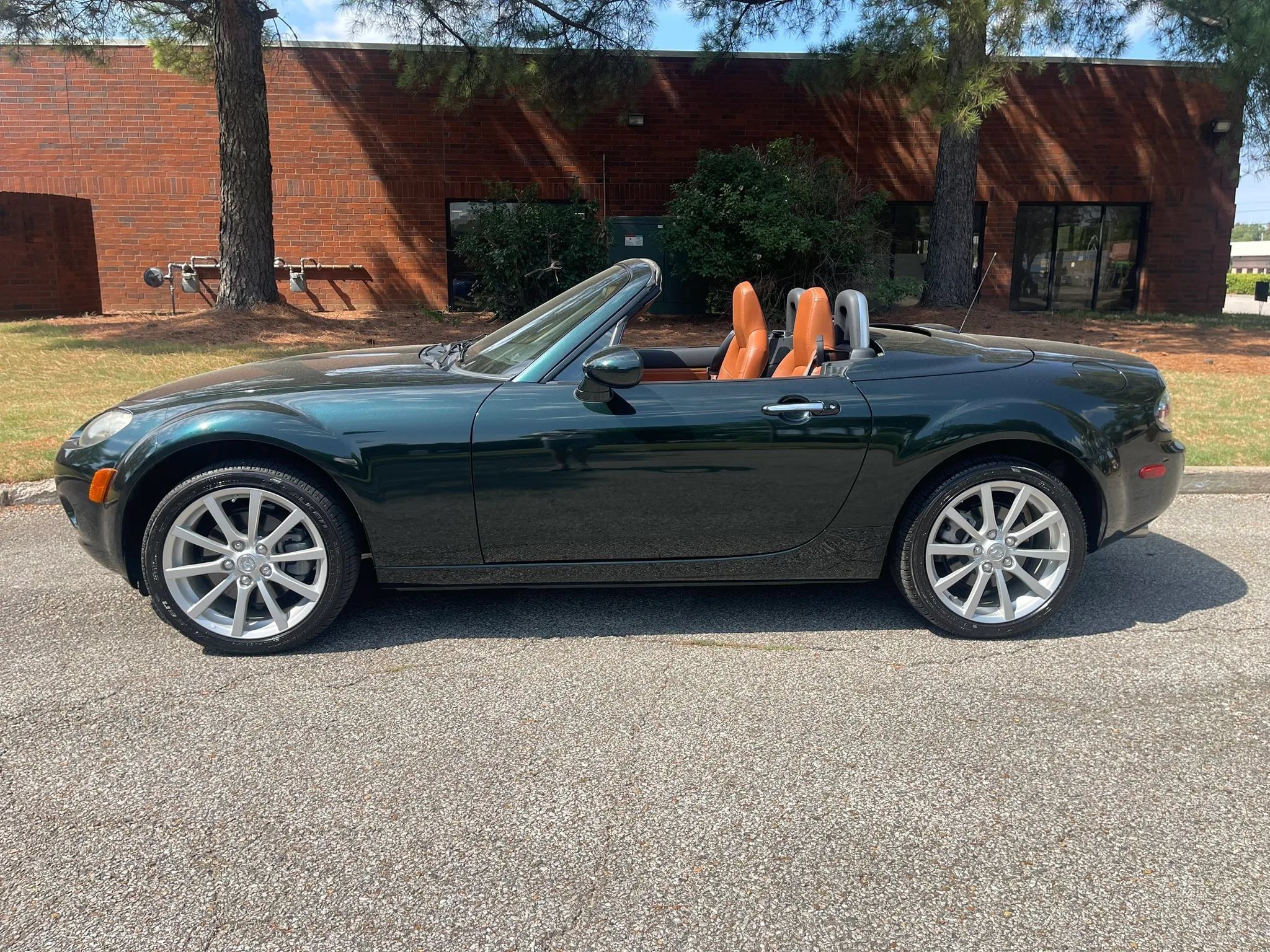 Used 2008 MAZDA MX-5 Miata Grand Touring w/ Premium Pkg RWD image 2