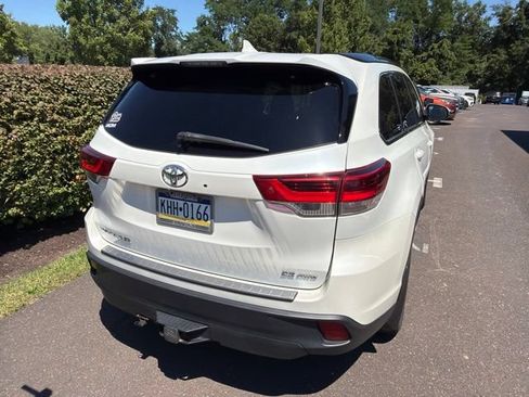 Used 2017 Toyota Highlander SE AWD/4WD image 10