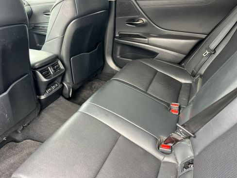 Used 2019 Lexus ES 300h image 5