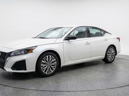 Used 2025 Nissan Altima 2.5 SV image 3