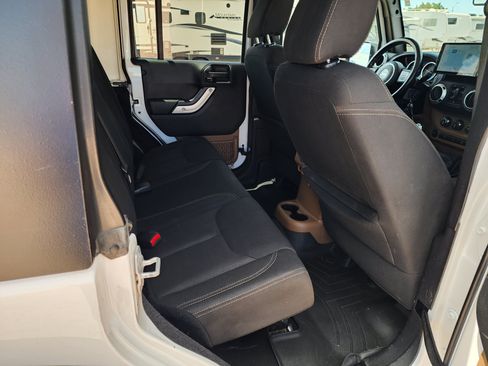 Used 2016 Jeep Wrangler Unlimited Rubicon w/ Connectivity Group AWD/4WD image 13