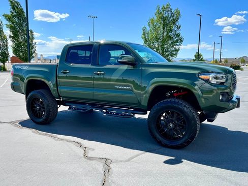 Used 2021 Toyota Tacoma TRD Sport w/ TRD Premium Sport Package AWD/4WD image 5