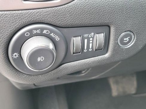 Used 2022 Jeep Cherokee Limited AWD/4WD image 15