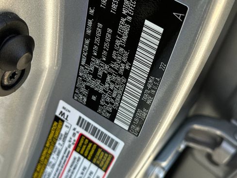 Used 2024 Toyota Highlander XLE FWD image 28