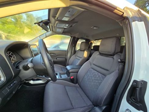 Used 2025 Nissan Frontier SV RWD image 4