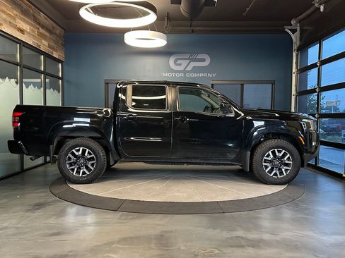 Used 2022 Nissan Frontier SV AWD/4WD image 2
