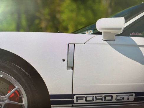 Used 2005 Ford GT RWD image 35