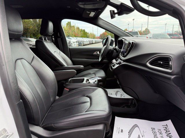 Used 2025 Chrysler Pacifica Select FWD image 12