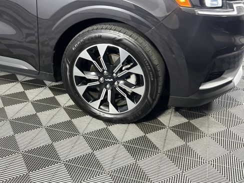 Used 2024 Kia Carnival EX image 5