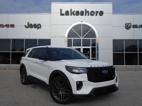Used 2025 Ford Explorer ST AWD/4WD image 3