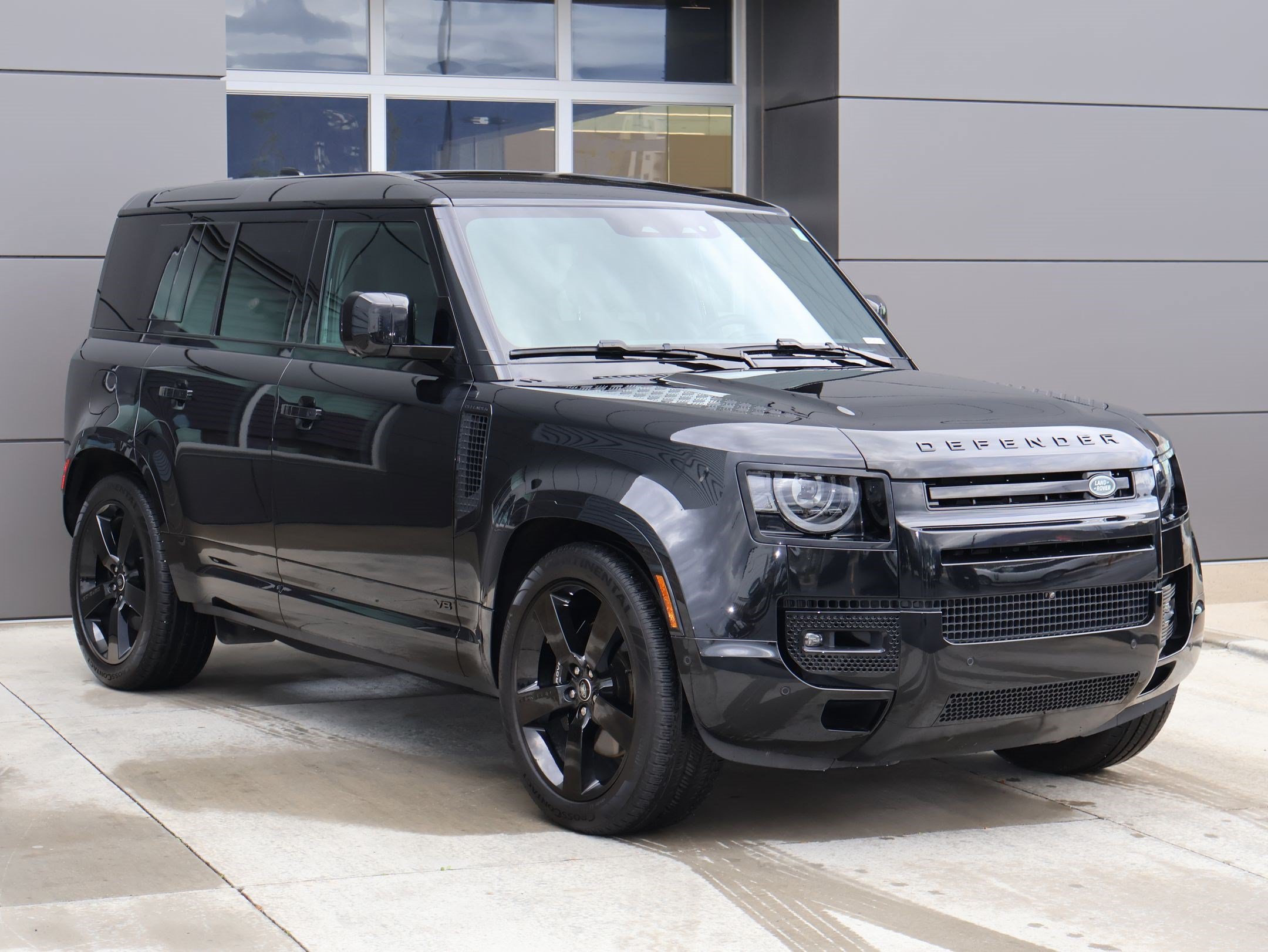Used 2025 Land Rover Defender 110 V8 AWD/4WD image 3