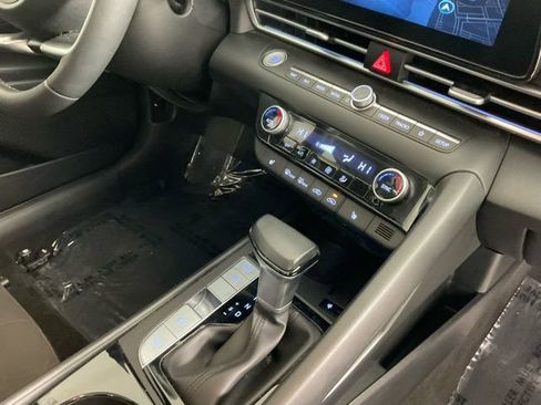 Used 2025 Hyundai Elantra SEL image 15