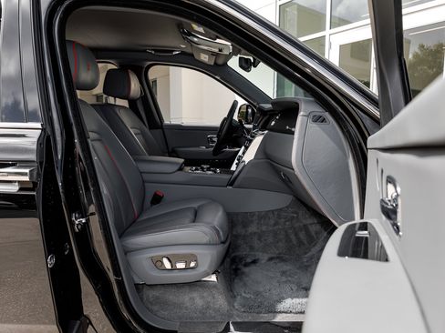 Certified 2023 Rolls-Royce Cullinan image 41