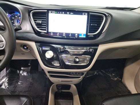 Used 2024 Chrysler Pacifica Touring-L FWD image 17
