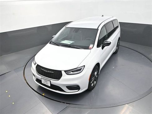 New 2026 Chrysler Pacifica Select image 11
