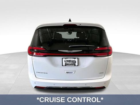 Used 2023 Chrysler Pacifica Touring-L AWD/4WD image 9