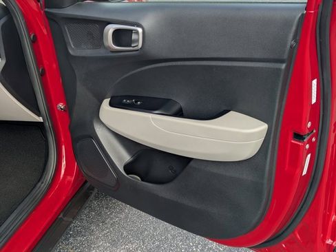 Used 2023 Hyundai Venue SEL image 13