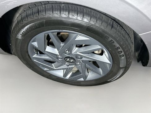 Used 2024 Hyundai Elantra SEL image 11