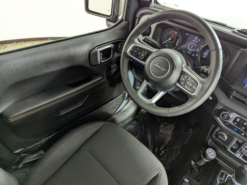 Used 2025 Jeep Wrangler Sahara image 9