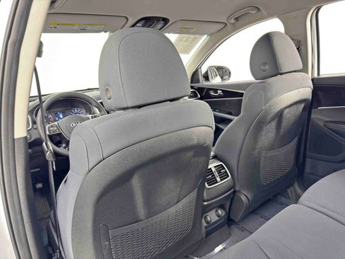 Used 2019 Kia Sorento LX image 28