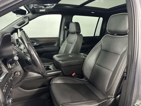 Used 2022 Chevrolet Suburban Premier w/ Premium Package RWD image 7