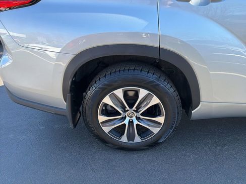 Used 2023 Toyota Highlander XLE image 4