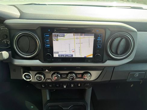 Used 2019 Toyota Tacoma TRD Off-Road w/ Technology Package AWD/4WD image 19