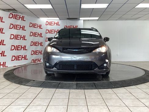 Used 2020 Chrysler Pacifica Touring-L w/ S Appearance Package FWD image 2